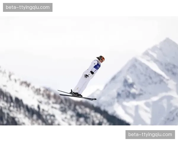 邵琪自由式滑雪空中技巧参赛 年轻选手大赛经验积累过程
